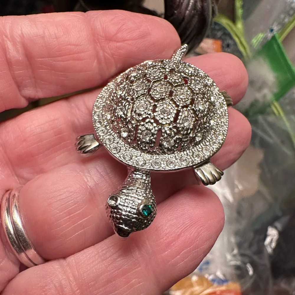 N/A fine brooches stone